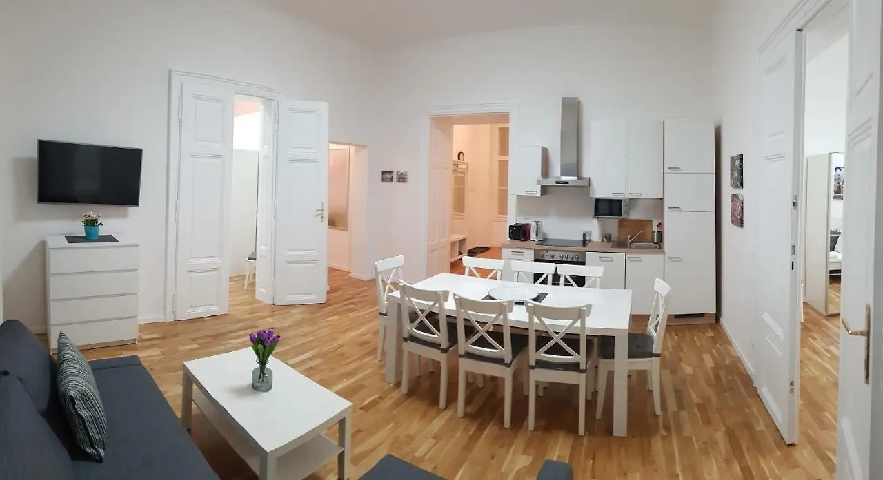 Central Living - Naschmarkt Vienna Apartment